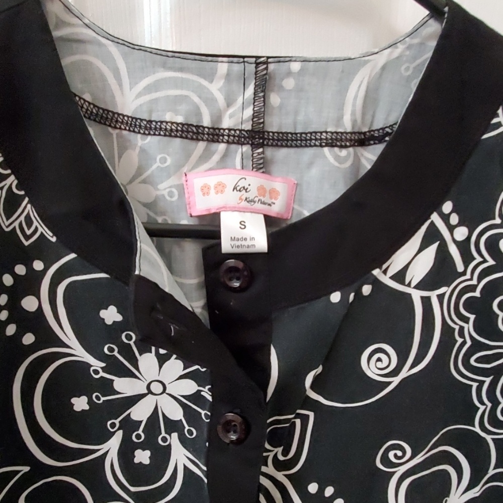 Scrub top - Picture 2 of 3